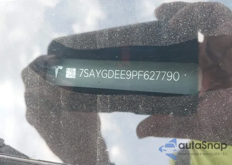 2023 Tesla Model Y Awd/Long Range Dual Motor All-Wheel Drive z USA, uszkodzony, nr VIN 7SAYGDEE9PF627790